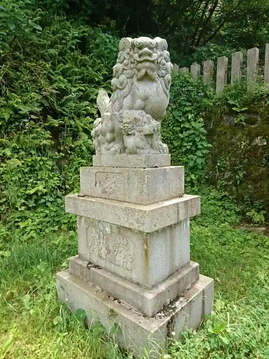神明神社(村国)の狛犬