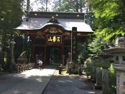 三峯神社の山門・神門