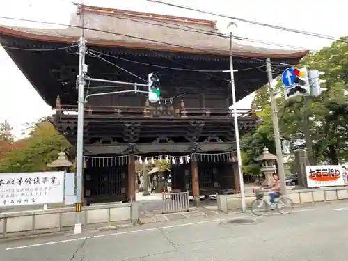 鳥海月山両所宮の山門