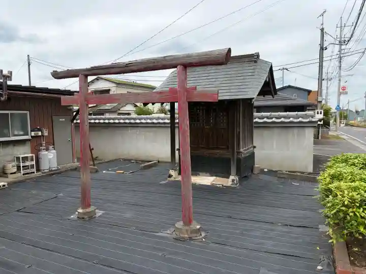 千波町神社(仮称)の{uncategorized: "未分類", other: "その他", undefined: "問題あり", building: "その他建物", grave: "お墓", sacred_gate: "鳥居", guardian: "狛犬", statue: "像", buddha: "仏像", history: "歴史", nature: "自然", garden: "庭園", animal: "動物", pagoda: "塔", temizu: "手水舎", mountain_gate: "山門・神門", sanctuary: "本殿・本堂", subordinate: "末社・摂社", art: "芸術", scenery: "景色", jizo: "地蔵", ema: "絵馬", goshuin: "御朱印", omikuji: "おみくじ", items: "授与品その他", amulet: "お守り", goshuincho: "御朱印帳", eats: "食事", festival: "お祭り", votive_dance: "神楽", shichigosan: "七五三参", wedding: "結婚式", experience: "体験その他", initially: "初詣", around: "周辺", anti_infection: "感染症対策"}