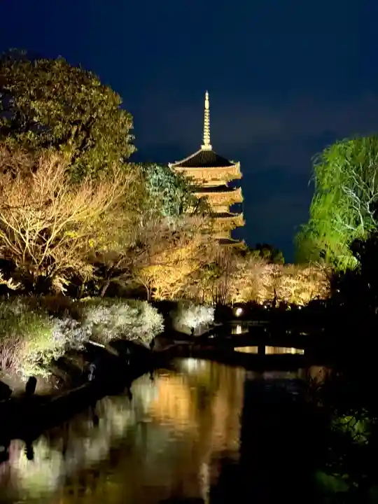 東寺(教王護国寺)の{uncategorized: "未分類", other: "その他", undefined: "問題あり", building: "その他建物", grave: "お墓", sacred_gate: "鳥居", guardian: "狛犬", statue: "像", buddha: "仏像", history: "歴史", nature: "自然", garden: "庭園", animal: "動物", pagoda: "塔", temizu: "手水舎", mountain_gate: "山門・神門", sanctuary: "本殿・本堂", subordinate: "末社・摂社", art: "芸術", scenery: "景色", jizo: "地蔵", ema: "絵馬", goshuin: "御朱印", omikuji: "おみくじ", items: "授与品その他", amulet: "お守り", goshuincho: "御朱印帳", eats: "食事", festival: "お祭り", votive_dance: "神楽", shichigosan: "七五三参", wedding: "結婚式", experience: "体験その他", initially: "初詣", around: "周辺", anti_infection: "感染症対策"}