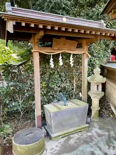 白蛇辨財天の手水舎