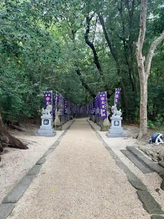 花窟神社の{uncategorized: "未分類", other: "その他", undefined: "問題あり", building: "その他建物", grave: "お墓", sacred_gate: "鳥居", guardian: "狛犬", statue: "像", buddha: "仏像", history: "歴史", nature: "自然", garden: "庭園", animal: "動物", pagoda: "塔", temizu: "手水舎", mountain_gate: "山門・神門", sanctuary: "本殿・本堂", subordinate: "末社・摂社", art: "芸術", scenery: "景色", jizo: "地蔵", ema: "絵馬", goshuin: "御朱印", omikuji: "おみくじ", items: "授与品その他", amulet: "お守り", goshuincho: "御朱印帳", eats: "食事", festival: "お祭り", votive_dance: "神楽", shichigosan: "七五三参", wedding: "結婚式", experience: "体験その他", initially: "初詣", around: "周辺", anti_infection: "感染症対策"}