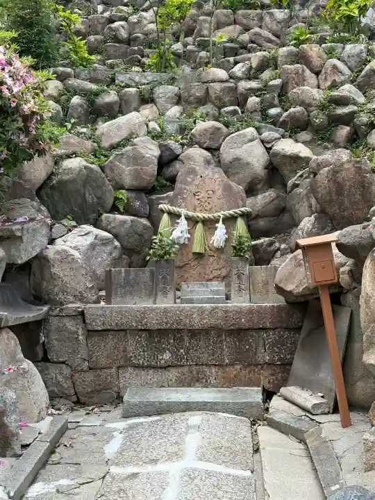 敏馬神社の{uncategorized: "未分類", other: "その他", undefined: "問題あり", building: "その他建物", grave: "お墓", sacred_gate: "鳥居", guardian: "狛犬", statue: "像", buddha: "仏像", history: "歴史", nature: "自然", garden: "庭園", animal: "動物", pagoda: "塔", temizu: "手水舎", mountain_gate: "山門・神門", sanctuary: "本殿・本堂", subordinate: "末社・摂社", art: "芸術", scenery: "景色", jizo: "地蔵", ema: "絵馬", goshuin: "御朱印", omikuji: "おみくじ", items: "授与品その他", amulet: "お守り", goshuincho: "御朱印帳", eats: "食事", festival: "お祭り", votive_dance: "神楽", shichigosan: "七五三参", wedding: "結婚式", experience: "体験その他", initially: "初詣", around: "周辺", anti_infection: "感染症対策"}