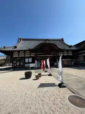 本山専修寺の{uncategorized: "未分類", other: "その他", undefined: "問題あり", building: "その他建物", grave: "お墓", sacred_gate: "鳥居", guardian: "狛犬", statue: "像", buddha: "仏像", history: "歴史", nature: "自然", garden: "庭園", animal: "動物", pagoda: "塔", temizu: "手水舎", mountain_gate: "山門・神門", sanctuary: "本殿・本堂", subordinate: "末社・摂社", art: "芸術", scenery: "景色", jizo: "地蔵", ema: "絵馬", goshuin: "御朱印", omikuji: "おみくじ", items: "授与品その他", amulet: "お守り", goshuincho: "御朱印帳", eats: "食事", festival: "お祭り", votive_dance: "神楽", shichigosan: "七五三参", wedding: "結婚式", experience: "体験その他", initially: "初詣", around: "周辺", anti_infection: "感染症対策"}