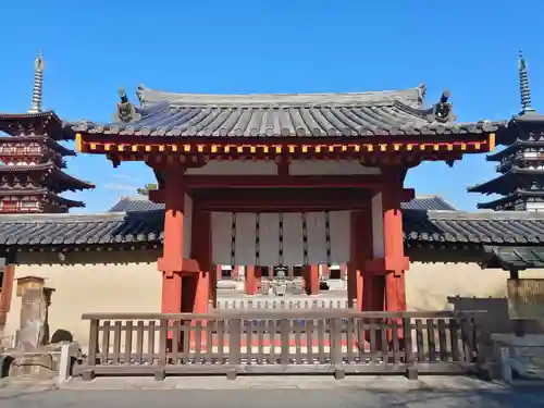 薬師寺の山門・神門