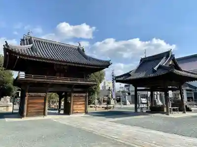 豊川閣　妙厳寺の山門・神門