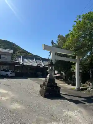 大馬神社 里宮の{uncategorized: "未分類", other: "その他", undefined: "問題あり", building: "その他建物", grave: "お墓", sacred_gate: "鳥居", guardian: "狛犬", statue: "像", buddha: "仏像", history: "歴史", nature: "自然", garden: "庭園", animal: "動物", pagoda: "塔", temizu: "手水舎", mountain_gate: "山門・神門", sanctuary: "本殿・本堂", subordinate: "末社・摂社", art: "芸術", scenery: "景色", jizo: "地蔵", ema: "絵馬", goshuin: "御朱印", omikuji: "おみくじ", items: "授与品その他", amulet: "お守り", goshuincho: "御朱印帳", eats: "食事", festival: "お祭り", votive_dance: "神楽", shichigosan: "七五三参", wedding: "結婚式", experience: "体験その他", initially: "初詣", around: "周辺", anti_infection: "感染症対策"}