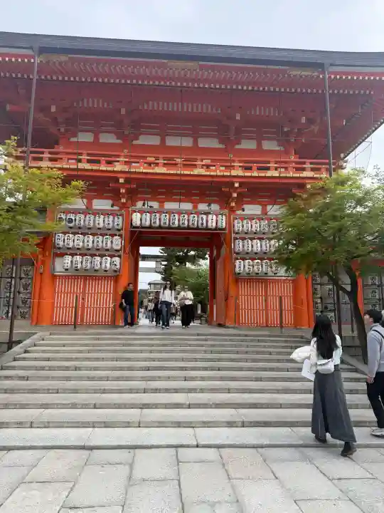 八坂神社(祇園さん)の{uncategorized: "未分類", other: "その他", undefined: "問題あり", building: "その他建物", grave: "お墓", sacred_gate: "鳥居", guardian: "狛犬", statue: "像", buddha: "仏像", history: "歴史", nature: "自然", garden: "庭園", animal: "動物", pagoda: "塔", temizu: "手水舎", mountain_gate: "山門・神門", sanctuary: "本殿・本堂", subordinate: "末社・摂社", art: "芸術", scenery: "景色", jizo: "地蔵", ema: "絵馬", goshuin: "御朱印", omikuji: "おみくじ", items: "授与品その他", amulet: "お守り", goshuincho: "御朱印帳", eats: "食事", festival: "お祭り", votive_dance: "神楽", shichigosan: "七五三参", wedding: "結婚式", experience: "体験その他", initially: "初詣", around: "周辺", anti_infection: "感染症対策"}