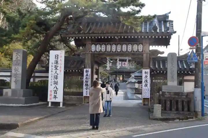 誕生寺の山門・神門