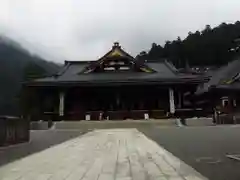 久遠寺の本殿