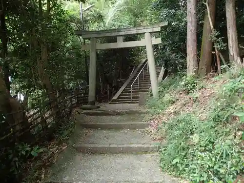 八阪神社（大神神社末社）・大峯社（大神神社雑社）・賃長社（大神神社雑社）・金比羅社（大神神社雑社）の鳥居