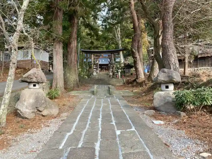山家神社の{uncategorized: "未分類", other: "その他", undefined: "問題あり", building: "その他建物", grave: "お墓", sacred_gate: "鳥居", guardian: "狛犬", statue: "像", buddha: "仏像", history: "歴史", nature: "自然", garden: "庭園", animal: "動物", pagoda: "塔", temizu: "手水舎", mountain_gate: "山門・神門", sanctuary: "本殿・本堂", subordinate: "末社・摂社", art: "芸術", scenery: "景色", jizo: "地蔵", ema: "絵馬", goshuin: "御朱印", omikuji: "おみくじ", items: "授与品その他", amulet: "お守り", goshuincho: "御朱印帳", eats: "食事", festival: "お祭り", votive_dance: "神楽", shichigosan: "七五三参", wedding: "結婚式", experience: "体験その他", initially: "初詣", around: "周辺", anti_infection: "感染症対策"}