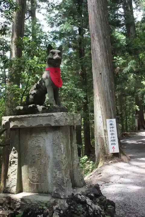 三峯神社の狛犬