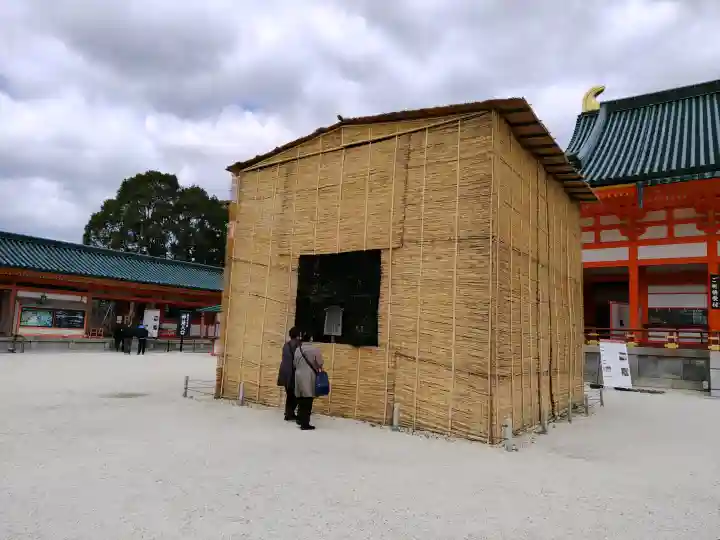 平安神宮の{uncategorized: "未分類", other: "その他", undefined: "問題あり", building: "その他建物", grave: "お墓", sacred_gate: "鳥居", guardian: "狛犬", statue: "像", buddha: "仏像", history: "歴史", nature: "自然", garden: "庭園", animal: "動物", pagoda: "塔", temizu: "手水舎", mountain_gate: "山門・神門", sanctuary: "本殿・本堂", subordinate: "末社・摂社", art: "芸術", scenery: "景色", jizo: "地蔵", ema: "絵馬", goshuin: "御朱印", omikuji: "おみくじ", items: "授与品その他", amulet: "お守り", goshuincho: "御朱印帳", eats: "食事", festival: "お祭り", votive_dance: "神楽", shichigosan: "七五三参", wedding: "結婚式", experience: "体験その他", initially: "初詣", around: "周辺", anti_infection: "感染症対策"}
