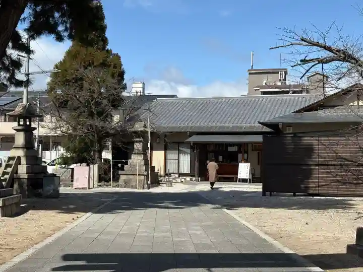 與杼神社の{uncategorized: "未分類", other: "その他", undefined: "問題あり", building: "その他建物", grave: "お墓", sacred_gate: "鳥居", guardian: "狛犬", statue: "像", buddha: "仏像", history: "歴史", nature: "自然", garden: "庭園", animal: "動物", pagoda: "塔", temizu: "手水舎", mountain_gate: "山門・神門", sanctuary: "本殿・本堂", subordinate: "末社・摂社", art: "芸術", scenery: "景色", jizo: "地蔵", ema: "絵馬", goshuin: "御朱印", omikuji: "おみくじ", items: "授与品その他", amulet: "お守り", goshuincho: "御朱印帳", eats: "食事", festival: "お祭り", votive_dance: "神楽", shichigosan: "七五三参", wedding: "結婚式", experience: "体験その他", initially: "初詣", around: "周辺", anti_infection: "感染症対策"}