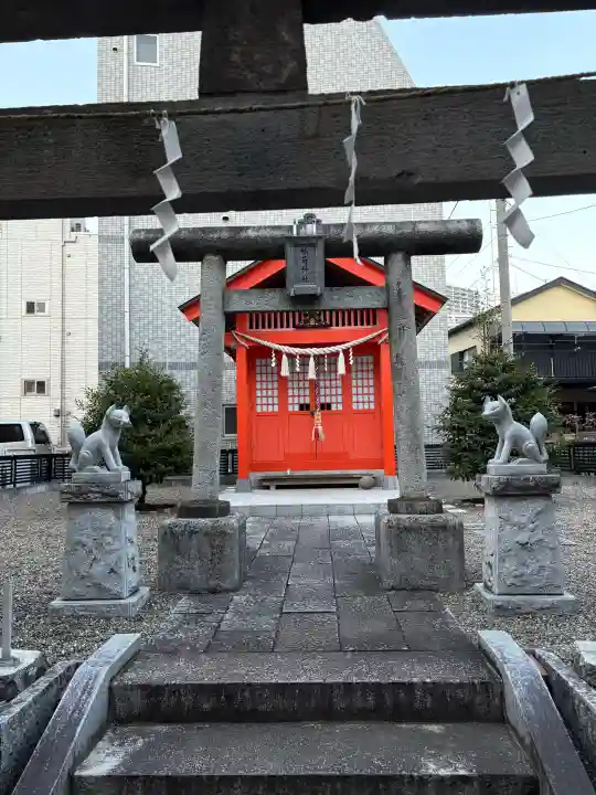 正一位原市場稲荷大明神の{uncategorized: "未分類", other: "その他", undefined: "問題あり", building: "その他建物", grave: "お墓", sacred_gate: "鳥居", guardian: "狛犬", statue: "像", buddha: "仏像", history: "歴史", nature: "自然", garden: "庭園", animal: "動物", pagoda: "塔", temizu: "手水舎", mountain_gate: "山門・神門", sanctuary: "本殿・本堂", subordinate: "末社・摂社", art: "芸術", scenery: "景色", jizo: "地蔵", ema: "絵馬", goshuin: "御朱印", omikuji: "おみくじ", items: "授与品その他", amulet: "お守り", goshuincho: "御朱印帳", eats: "食事", festival: "お祭り", votive_dance: "神楽", shichigosan: "七五三参", wedding: "結婚式", experience: "体験その他", initially: "初詣", around: "周辺", anti_infection: "感染症対策"}
