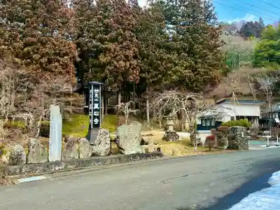 黒石寺の{uncategorized: "未分類", other: "その他", undefined: "問題あり", building: "その他建物", grave: "お墓", sacred_gate: "鳥居", guardian: "狛犬", statue: "像", buddha: "仏像", history: "歴史", nature: "自然", garden: "庭園", animal: "動物", pagoda: "塔", temizu: "手水舎", mountain_gate: "山門・神門", sanctuary: "本殿・本堂", subordinate: "末社・摂社", art: "芸術", scenery: "景色", jizo: "地蔵", ema: "絵馬", goshuin: "御朱印", omikuji: "おみくじ", items: "授与品その他", amulet: "お守り", goshuincho: "御朱印帳", eats: "食事", festival: "お祭り", votive_dance: "神楽", shichigosan: "七五三参", wedding: "結婚式", experience: "体験その他", initially: "初詣", around: "周辺", anti_infection: "感染症対策"}