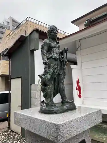 大光不動堂の像