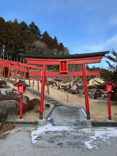 暮坪稲荷神社の{uncategorized: "未分類", other: "その他", undefined: "問題あり", building: "その他建物", grave: "お墓", sacred_gate: "鳥居", guardian: "狛犬", statue: "像", buddha: "仏像", history: "歴史", nature: "自然", garden: "庭園", animal: "動物", pagoda: "塔", temizu: "手水舎", mountain_gate: "山門・神門", sanctuary: "本殿・本堂", subordinate: "末社・摂社", art: "芸術", scenery: "景色", jizo: "地蔵", ema: "絵馬", goshuin: "御朱印", omikuji: "おみくじ", items: "授与品その他", amulet: "お守り", goshuincho: "御朱印帳", eats: "食事", festival: "お祭り", votive_dance: "神楽", shichigosan: "七五三参", wedding: "結婚式", experience: "体験その他", initially: "初詣", around: "周辺", anti_infection: "感染症対策"}