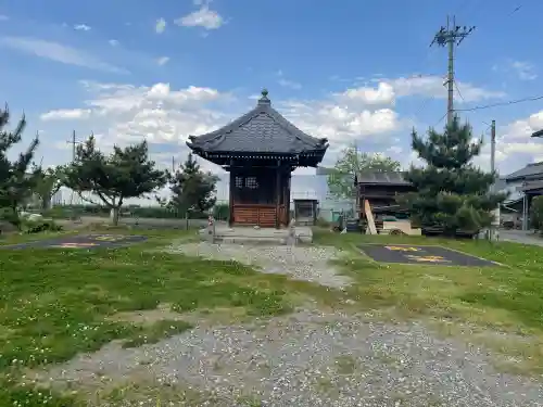 地蔵堂 (みよし野広場)の{uncategorized: "未分類", other: "その他", undefined: "問題あり", building: "その他建物", grave: "お墓", sacred_gate: "鳥居", guardian: "狛犬", statue: "像", buddha: "仏像", history: "歴史", nature: "自然", garden: "庭園", animal: "動物", pagoda: "塔", temizu: "手水舎", mountain_gate: "山門・神門", sanctuary: "本殿・本堂", subordinate: "末社・摂社", art: "芸術", scenery: "景色", jizo: "地蔵", ema: "絵馬", goshuin: "御朱印", omikuji: "おみくじ", items: "授与品その他", amulet: "お守り", goshuincho: "御朱印帳", eats: "食事", festival: "お祭り", votive_dance: "神楽", shichigosan: "七五三参", wedding: "結婚式", experience: "体験その他", initially: "初詣", around: "周辺", anti_infection: "感染症対策"}