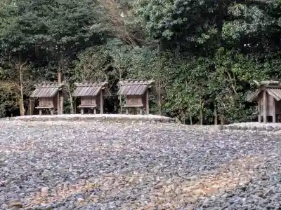 神麻続機殿神社(皇大神宮所管社)の{uncategorized: "未分類", other: "その他", undefined: "問題あり", building: "その他建物", grave: "お墓", sacred_gate: "鳥居", guardian: "狛犬", statue: "像", buddha: "仏像", history: "歴史", nature: "自然", garden: "庭園", animal: "動物", pagoda: "塔", temizu: "手水舎", mountain_gate: "山門・神門", sanctuary: "本殿・本堂", subordinate: "末社・摂社", art: "芸術", scenery: "景色", jizo: "地蔵", ema: "絵馬", goshuin: "御朱印", omikuji: "おみくじ", items: "授与品その他", amulet: "お守り", goshuincho: "御朱印帳", eats: "食事", festival: "お祭り", votive_dance: "神楽", shichigosan: "七五三参", wedding: "結婚式", experience: "体験その他", initially: "初詣", around: "周辺", anti_infection: "感染症対策"}