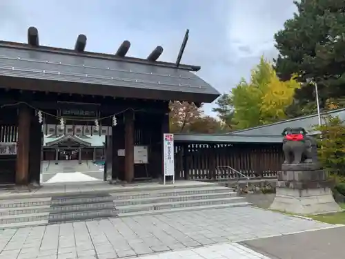 札幌護國神社の山門・神門