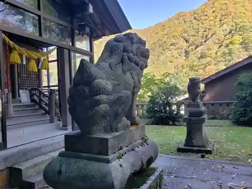 宇奈月神社の狛犬