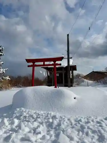 出来澗稲荷神社の{uncategorized: "未分類", other: "その他", undefined: "問題あり", building: "その他建物", grave: "お墓", sacred_gate: "鳥居", guardian: "狛犬", statue: "像", buddha: "仏像", history: "歴史", nature: "自然", garden: "庭園", animal: "動物", pagoda: "塔", temizu: "手水舎", mountain_gate: "山門・神門", sanctuary: "本殿・本堂", subordinate: "末社・摂社", art: "芸術", scenery: "景色", jizo: "地蔵", ema: "絵馬", goshuin: "御朱印", omikuji: "おみくじ", items: "授与品その他", amulet: "お守り", goshuincho: "御朱印帳", eats: "食事", festival: "お祭り", votive_dance: "神楽", shichigosan: "七五三参", wedding: "結婚式", experience: "体験その他", initially: "初詣", around: "周辺", anti_infection: "感染症対策"}