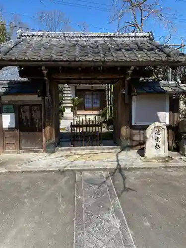 西教寺の山門