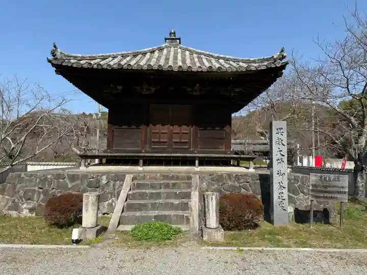 根来寺の{uncategorized: "未分類", other: "その他", undefined: "問題あり", building: "その他建物", grave: "お墓", sacred_gate: "鳥居", guardian: "狛犬", statue: "像", buddha: "仏像", history: "歴史", nature: "自然", garden: "庭園", animal: "動物", pagoda: "塔", temizu: "手水舎", mountain_gate: "山門・神門", sanctuary: "本殿・本堂", subordinate: "末社・摂社", art: "芸術", scenery: "景色", jizo: "地蔵", ema: "絵馬", goshuin: "御朱印", omikuji: "おみくじ", items: "授与品その他", amulet: "お守り", goshuincho: "御朱印帳", eats: "食事", festival: "お祭り", votive_dance: "神楽", shichigosan: "七五三参", wedding: "結婚式", experience: "体験その他", initially: "初詣", around: "周辺", anti_infection: "感染症対策"}