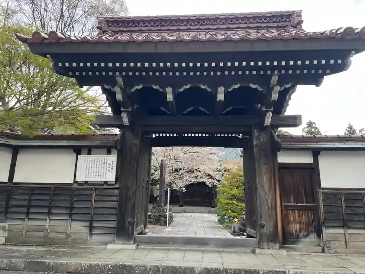 竜谷寺の山門・神門