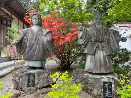 冨士御室浅間神社の像