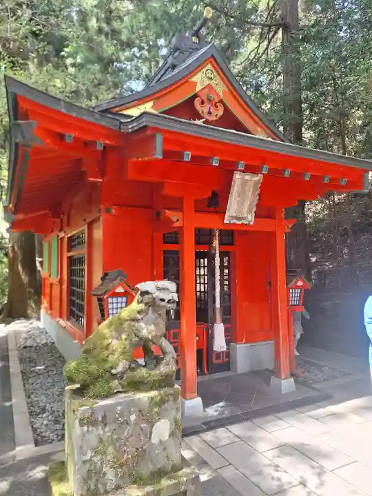 箱根神社の{uncategorized: "未分類", other: "その他", undefined: "問題あり", building: "その他建物", grave: "お墓", sacred_gate: "鳥居", guardian: "狛犬", statue: "像", buddha: "仏像", history: "歴史", nature: "自然", garden: "庭園", animal: "動物", pagoda: "塔", temizu: "手水舎", mountain_gate: "山門・神門", sanctuary: "本殿・本堂", subordinate: "末社・摂社", art: "芸術", scenery: "景色", jizo: "地蔵", ema: "絵馬", goshuin: "御朱印", omikuji: "おみくじ", items: "授与品その他", amulet: "お守り", goshuincho: "御朱印帳", eats: "食事", festival: "お祭り", votive_dance: "神楽", shichigosan: "七五三参", wedding: "結婚式", experience: "体験その他", initially: "初詣", around: "周辺", anti_infection: "感染症対策"}