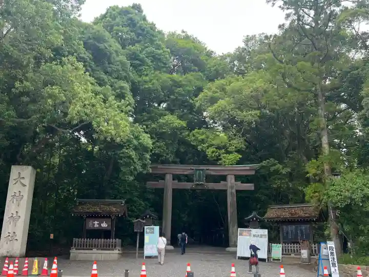 大神神社の{uncategorized: "未分類", other: "その他", undefined: "問題あり", building: "その他建物", grave: "お墓", sacred_gate: "鳥居", guardian: "狛犬", statue: "像", buddha: "仏像", history: "歴史", nature: "自然", garden: "庭園", animal: "動物", pagoda: "塔", temizu: "手水舎", mountain_gate: "山門・神門", sanctuary: "本殿・本堂", subordinate: "末社・摂社", art: "芸術", scenery: "景色", jizo: "地蔵", ema: "絵馬", goshuin: "御朱印", omikuji: "おみくじ", items: "授与品その他", amulet: "お守り", goshuincho: "御朱印帳", eats: "食事", festival: "お祭り", votive_dance: "神楽", shichigosan: "七五三参", wedding: "結婚式", experience: "体験その他", initially: "初詣", around: "周辺", anti_infection: "感染症対策"}