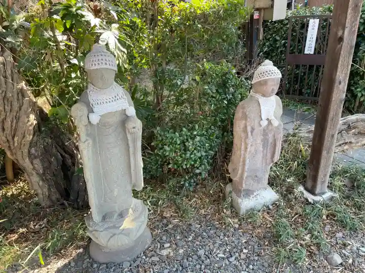 済興寺の{uncategorized: "未分類", other: "その他", undefined: "問題あり", building: "その他建物", grave: "お墓", sacred_gate: "鳥居", guardian: "狛犬", statue: "像", buddha: "仏像", history: "歴史", nature: "自然", garden: "庭園", animal: "動物", pagoda: "塔", temizu: "手水舎", mountain_gate: "山門・神門", sanctuary: "本殿・本堂", subordinate: "末社・摂社", art: "芸術", scenery: "景色", jizo: "地蔵", ema: "絵馬", goshuin: "御朱印", omikuji: "おみくじ", items: "授与品その他", amulet: "お守り", goshuincho: "御朱印帳", eats: "食事", festival: "お祭り", votive_dance: "神楽", shichigosan: "七五三参", wedding: "結婚式", experience: "体験その他", initially: "初詣", around: "周辺", anti_infection: "感染症対策"}