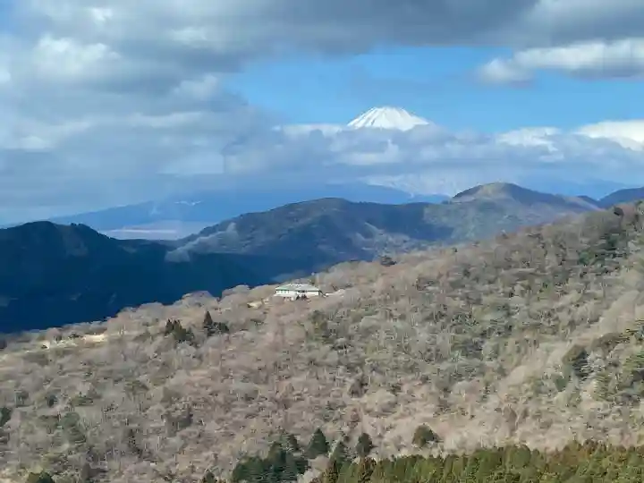 箱根元宮の{uncategorized: "未分類", other: "その他", undefined: "問題あり", building: "その他建物", grave: "お墓", sacred_gate: "鳥居", guardian: "狛犬", statue: "像", buddha: "仏像", history: "歴史", nature: "自然", garden: "庭園", animal: "動物", pagoda: "塔", temizu: "手水舎", mountain_gate: "山門・神門", sanctuary: "本殿・本堂", subordinate: "末社・摂社", art: "芸術", scenery: "景色", jizo: "地蔵", ema: "絵馬", goshuin: "御朱印", omikuji: "おみくじ", items: "授与品その他", amulet: "お守り", goshuincho: "御朱印帳", eats: "食事", festival: "お祭り", votive_dance: "神楽", shichigosan: "七五三参", wedding: "結婚式", experience: "体験その他", initially: "初詣", around: "周辺", anti_infection: "感染症対策"}
