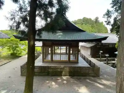 日枝神社 (甲南町稗谷)の{uncategorized: "未分類", other: "その他", undefined: "問題あり", building: "その他建物", grave: "お墓", sacred_gate: "鳥居", guardian: "狛犬", statue: "像", buddha: "仏像", history: "歴史", nature: "自然", garden: "庭園", animal: "動物", pagoda: "塔", temizu: "手水舎", mountain_gate: "山門・神門", sanctuary: "本殿・本堂", subordinate: "末社・摂社", art: "芸術", scenery: "景色", jizo: "地蔵", ema: "絵馬", goshuin: "御朱印", omikuji: "おみくじ", items: "授与品その他", amulet: "お守り", goshuincho: "御朱印帳", eats: "食事", festival: "お祭り", votive_dance: "神楽", shichigosan: "七五三参", wedding: "結婚式", experience: "体験その他", initially: "初詣", around: "周辺", anti_infection: "感染症対策"}