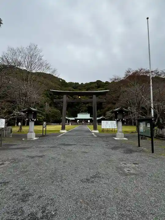靜岡縣護國神社の{uncategorized: "未分類", other: "その他", undefined: "問題あり", building: "その他建物", grave: "お墓", sacred_gate: "鳥居", guardian: "狛犬", statue: "像", buddha: "仏像", history: "歴史", nature: "自然", garden: "庭園", animal: "動物", pagoda: "塔", temizu: "手水舎", mountain_gate: "山門・神門", sanctuary: "本殿・本堂", subordinate: "末社・摂社", art: "芸術", scenery: "景色", jizo: "地蔵", ema: "絵馬", goshuin: "御朱印", omikuji: "おみくじ", items: "授与品その他", amulet: "お守り", goshuincho: "御朱印帳", eats: "食事", festival: "お祭り", votive_dance: "神楽", shichigosan: "七五三参", wedding: "結婚式", experience: "体験その他", initially: "初詣", around: "周辺", anti_infection: "感染症対策"}