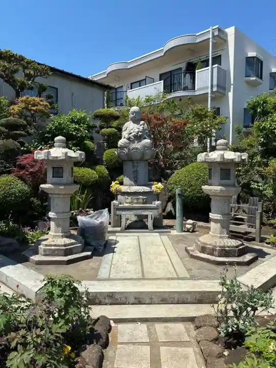 慈眼寺の{uncategorized: "未分類", other: "その他", undefined: "問題あり", building: "その他建物", grave: "お墓", sacred_gate: "鳥居", guardian: "狛犬", statue: "像", buddha: "仏像", history: "歴史", nature: "自然", garden: "庭園", animal: "動物", pagoda: "塔", temizu: "手水舎", mountain_gate: "山門・神門", sanctuary: "本殿・本堂", subordinate: "末社・摂社", art: "芸術", scenery: "景色", jizo: "地蔵", ema: "絵馬", goshuin: "御朱印", omikuji: "おみくじ", items: "授与品その他", amulet: "お守り", goshuincho: "御朱印帳", eats: "食事", festival: "お祭り", votive_dance: "神楽", shichigosan: "七五三参", wedding: "結婚式", experience: "体験その他", initially: "初詣", around: "周辺", anti_infection: "感染症対策"}