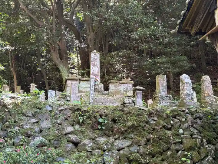 平松神社の{uncategorized: "未分類", other: "その他", undefined: "問題あり", building: "その他建物", grave: "お墓", sacred_gate: "鳥居", guardian: "狛犬", statue: "像", buddha: "仏像", history: "歴史", nature: "自然", garden: "庭園", animal: "動物", pagoda: "塔", temizu: "手水舎", mountain_gate: "山門・神門", sanctuary: "本殿・本堂", subordinate: "末社・摂社", art: "芸術", scenery: "景色", jizo: "地蔵", ema: "絵馬", goshuin: "御朱印", omikuji: "おみくじ", items: "授与品その他", amulet: "お守り", goshuincho: "御朱印帳", eats: "食事", festival: "お祭り", votive_dance: "神楽", shichigosan: "七五三参", wedding: "結婚式", experience: "体験その他", initially: "初詣", around: "周辺", anti_infection: "感染症対策"}