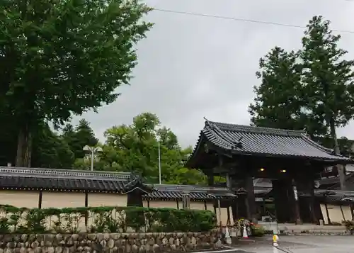 誕生寺の山門