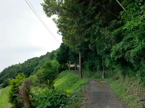 釜滝山越集会所の鳥居