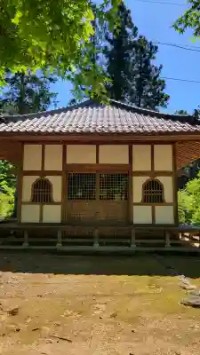 華厳寺の{uncategorized: "未分類", other: "その他", undefined: "問題あり", building: "その他建物", grave: "お墓", sacred_gate: "鳥居", guardian: "狛犬", statue: "像", buddha: "仏像", history: "歴史", nature: "自然", garden: "庭園", animal: "動物", pagoda: "塔", temizu: "手水舎", mountain_gate: "山門・神門", sanctuary: "本殿・本堂", subordinate: "末社・摂社", art: "芸術", scenery: "景色", jizo: "地蔵", ema: "絵馬", goshuin: "御朱印", omikuji: "おみくじ", items: "授与品その他", amulet: "お守り", goshuincho: "御朱印帳", eats: "食事", festival: "お祭り", votive_dance: "神楽", shichigosan: "七五三参", wedding: "結婚式", experience: "体験その他", initially: "初詣", around: "周辺", anti_infection: "感染症対策"}