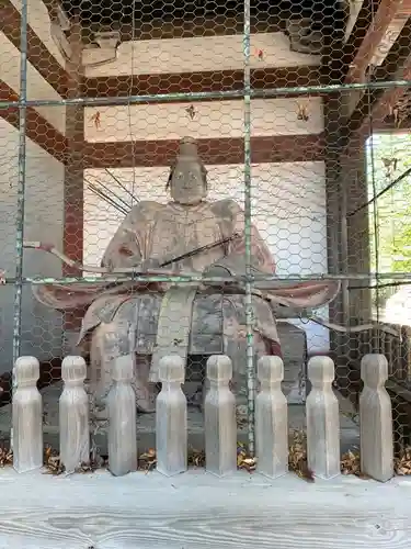 三国神社の像