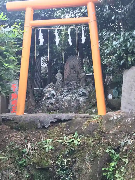 横浜御嶽神社の鳥居
