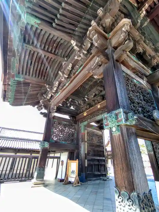 本山専修寺の山門・神門