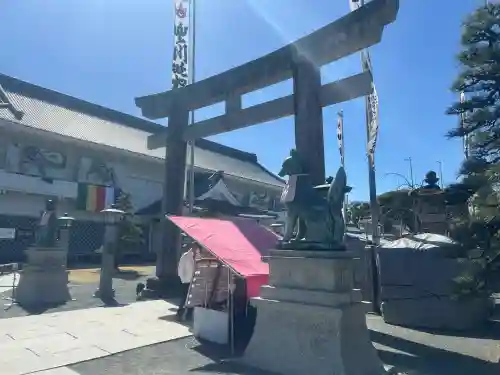 豊川閣　妙厳寺の{uncategorized: "未分類", other: "その他", undefined: "問題あり", building: "その他建物", grave: "お墓", sacred_gate: "鳥居", guardian: "狛犬", statue: "像", buddha: "仏像", history: "歴史", nature: "自然", garden: "庭園", animal: "動物", pagoda: "塔", temizu: "手水舎", mountain_gate: "山門・神門", sanctuary: "本殿・本堂", subordinate: "末社・摂社", art: "芸術", scenery: "景色", jizo: "地蔵", ema: "絵馬", goshuin: "御朱印", omikuji: "おみくじ", items: "授与品その他", amulet: "お守り", goshuincho: "御朱印帳", eats: "食事", festival: "お祭り", votive_dance: "神楽", shichigosan: "七五三参", wedding: "結婚式", experience: "体験その他", initially: "初詣", around: "周辺", anti_infection: "感染症対策"}