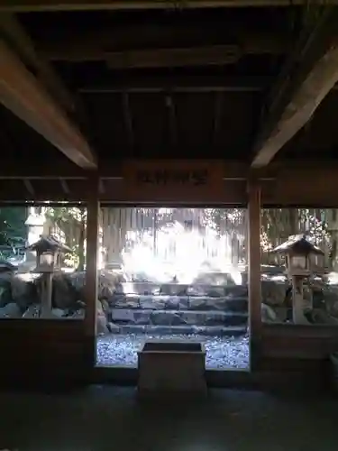 堅神神社の建物その他