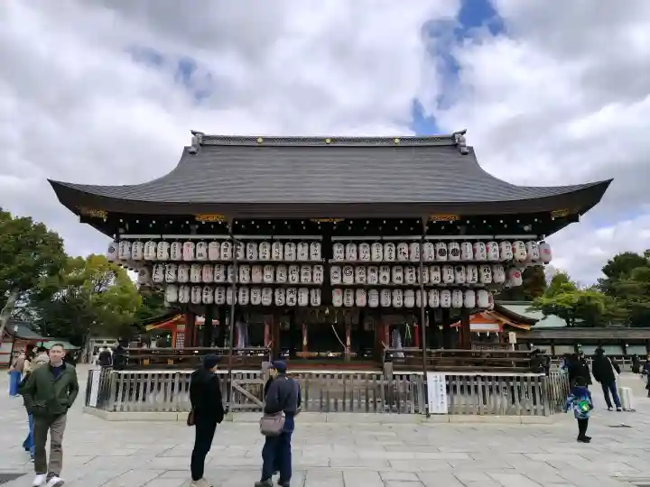 八坂神社(祇園さん)の{uncategorized: "未分類", other: "その他", undefined: "問題あり", building: "その他建物", grave: "お墓", sacred_gate: "鳥居", guardian: "狛犬", statue: "像", buddha: "仏像", history: "歴史", nature: "自然", garden: "庭園", animal: "動物", pagoda: "塔", temizu: "手水舎", mountain_gate: "山門・神門", sanctuary: "本殿・本堂", subordinate: "末社・摂社", art: "芸術", scenery: "景色", jizo: "地蔵", ema: "絵馬", goshuin: "御朱印", omikuji: "おみくじ", items: "授与品その他", amulet: "お守り", goshuincho: "御朱印帳", eats: "食事", festival: "お祭り", votive_dance: "神楽", shichigosan: "七五三参", wedding: "結婚式", experience: "体験その他", initially: "初詣", around: "周辺", anti_infection: "感染症対策"}